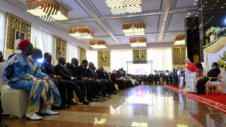 ርዕሠ ሊቃነ ጳጳሳት ሊዮ 14ኛ ለባለስልጣናቱ ንግግር ሲደርጉ