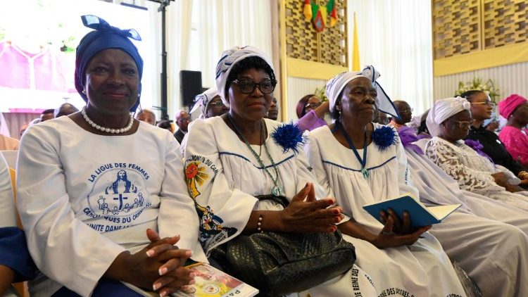 እንግዶች በቤተ መንግሥት ውስጥ የቅዱስነታቸውን ንግግር ሲያዳምጡ