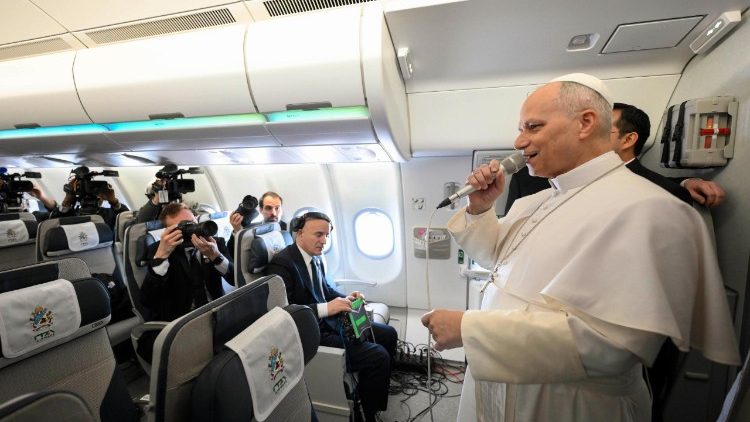 Leone XIV a bordo del volo papale