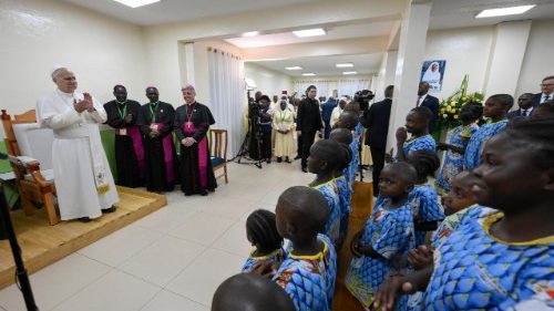 „Nie jesteśmy sierotami”. Papież wśr&oacute;d dzieci Ngul Zamba