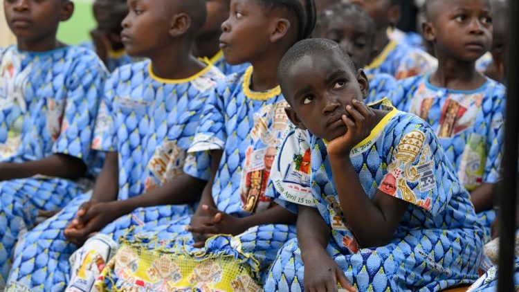 Crian&ccedil;as acolhidas pelo orfanato durante a visita do Papa