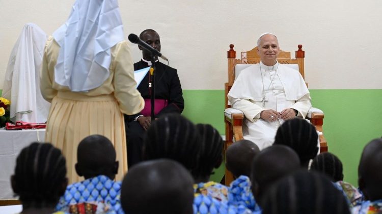 Le Pape L&eacute;on en visite &agrave; l'orphelin Ngul Nzamba