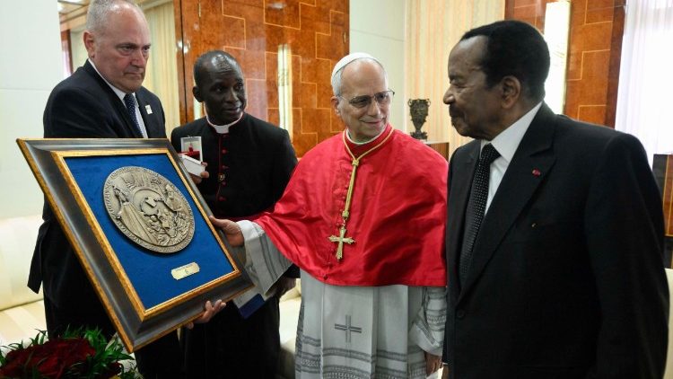 Papież przekazał płaskorzeźbę prezydentowi Kamerunu 