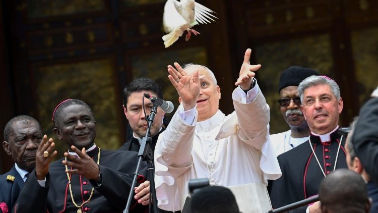 Vypouštěn&iacute; holubic m&iacute;ru před katedr&aacute;lou svat&eacute;ho Josefa, 16. 4. 2026