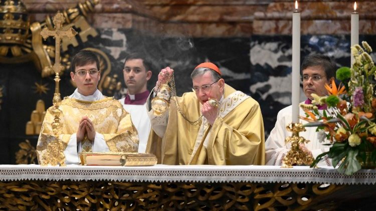 O cardeal Koch na Basílica de São Pedro para a missa em comemoração do 99º aniversário do nascimento de Bento XVI