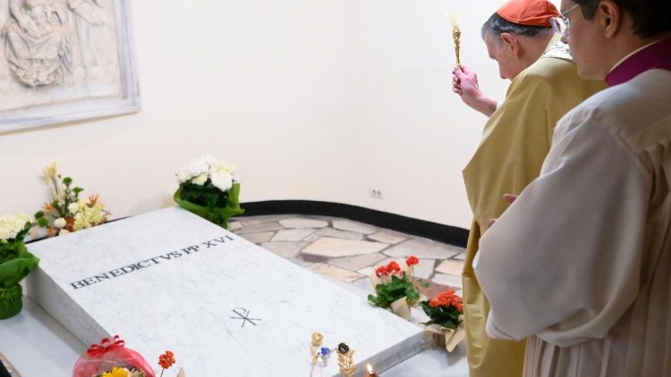 Il cardinale Koch davanti alla tomba di Benedetto XVI nelle Grotte Vaticane
