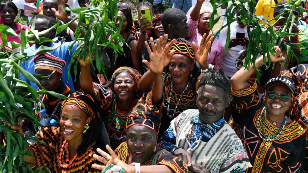 Lidé zdravící papeže cestou na letiště v Yaoundé, 16. 4. 2026