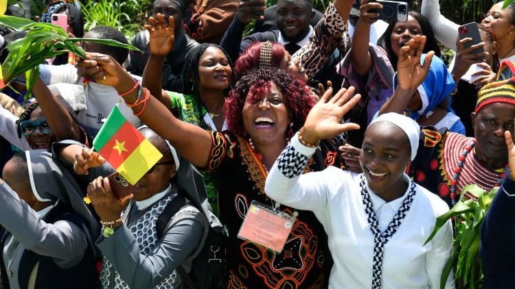 Lid&eacute; v&iacute;taj&iacute;c&iacute; papeže cestou na letiště v Yaound&eacute;, 16. 4. 2026