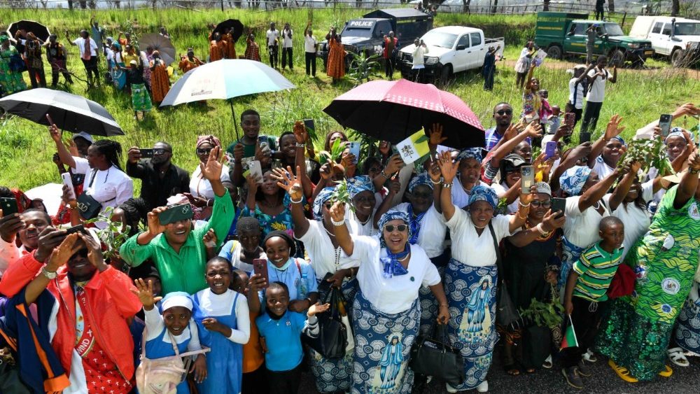 Lidé zdravící papeže cestou na letiště v Yaoundé, 16. 4. 2026