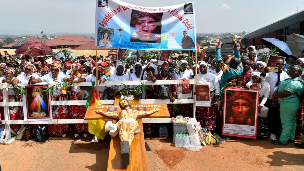 Lidé zdravící papeže cestou na letiště v Yaoundé, 16. 4. 2026