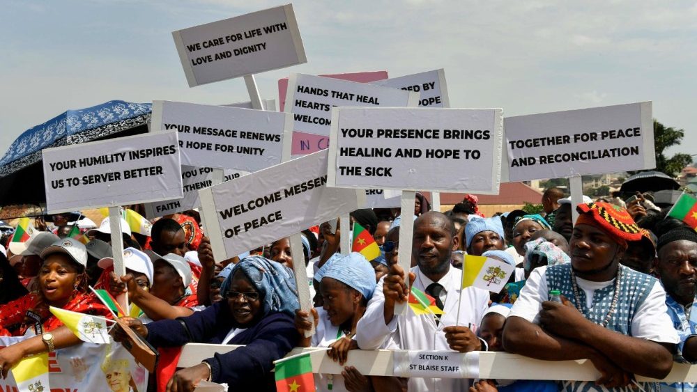 Lidé zdravící papeže cestou na letiště v Yaoundé, 16. 4. 2026