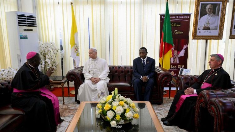 Pozdraven&iacute; s m&iacute;stn&iacute;mi autoritami na letišti v Yaound&eacute;, 16. 4. 2026