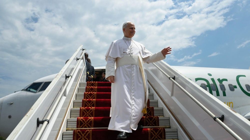 Lev XIV. vystupuje z letadla, 16. 4. 2026