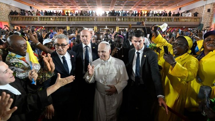 Papež přich&aacute;z&iacute; do katedr&aacute;ly sv. Josefa v Bamendě