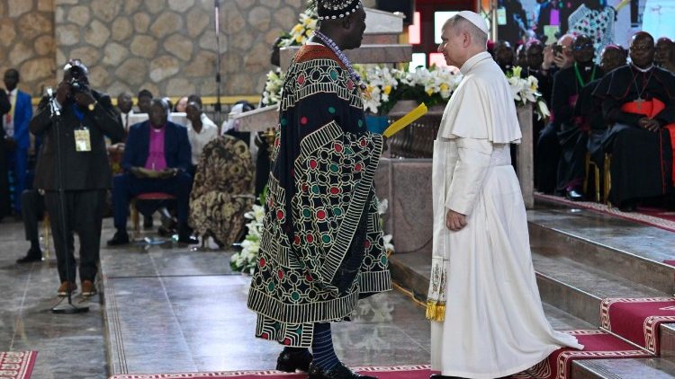 Fru Asaah Angwafor IV. s papežem pro proslovu na Setk&aacute;n&iacute; za m&iacute;r