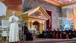 Lev XIV. v katedrále sv. Josefa v Bamendě při Setkání za mír