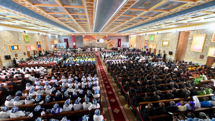 A comunidade que lotou a Catedral de S&atilde;o Jos&eacute; em Bamenda