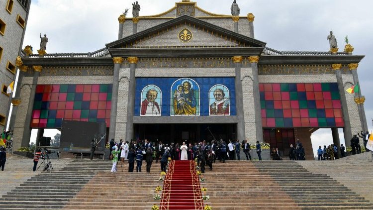 O final do Encontro pela Paz em Bamenda quando tamb&eacute;m o Papa tinha o s&iacute;mbolo da paz em m&atilde;os