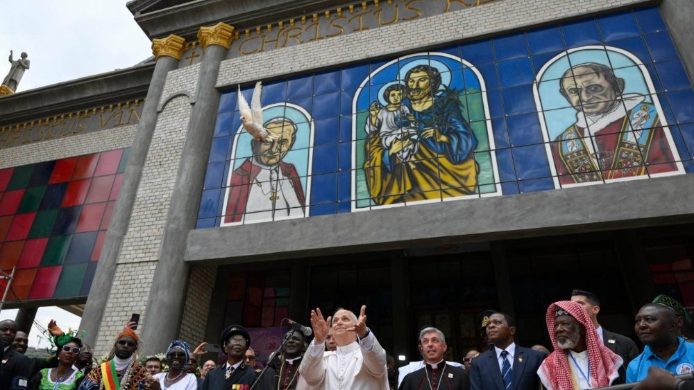 Vypouštění holubic míru před katedrálou svatého Josefa v Bamendě, 16. 4. 2026