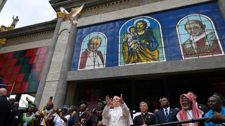 O Papa ao soltar a pomba branca em frente &agrave; Catedral de S&atilde;o Jos&eacute;