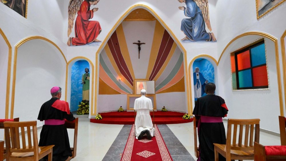 Modlitba v kapli katedrály svatého Josefa v Bamendě, 16. 4. 2026