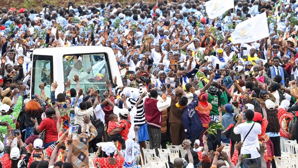 Příjezd ke mši na letišti v Bamendě v papamobilu, 16. 4. 2026