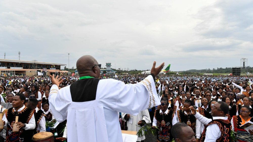 Mše na letišti v Bamendě, 16. 4. 2026