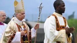 Mše svatá na letišti v Bamendě, liturgický průvod