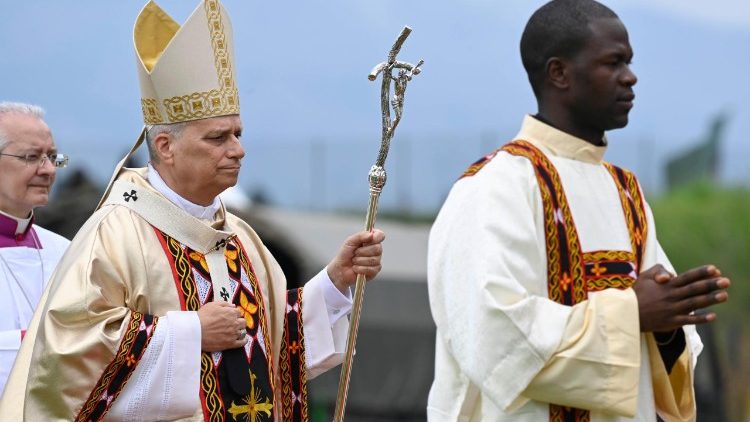 Mše svatá na letišti v Bamendě, liturgický průvod