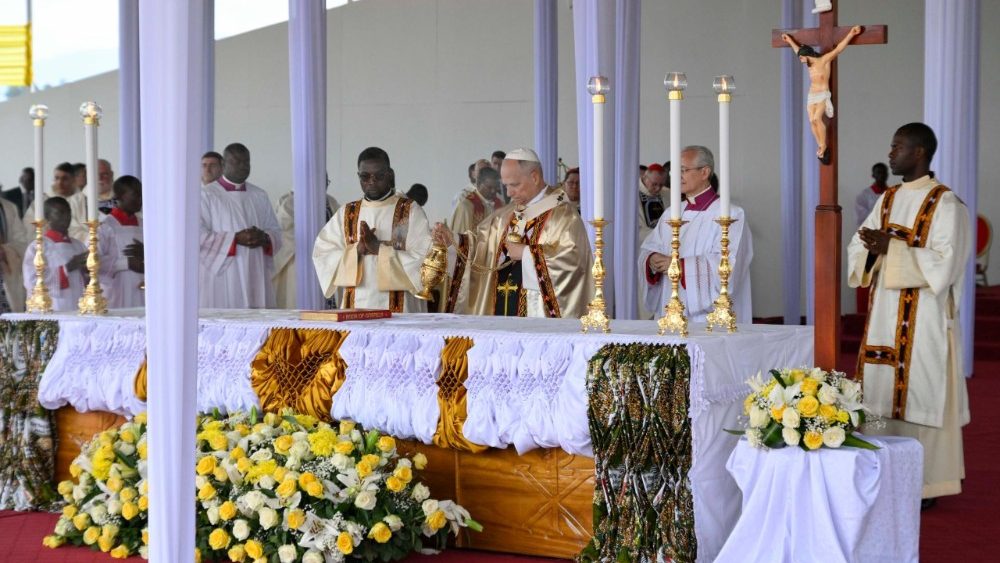 Mše na letišti v Bamendě, 16. 4. 2026