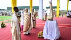 2026.04.16 Viaggio Apostolico in Camerun - Santa Messa allâ  Aeroporto di Bamenda