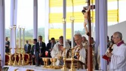 Papež je 16. aprila popoldan na mednarodnem letališču v Bamendi daroval sveto mašo za mir in pravičnost, katere se je udeležilo okoli 20.000 vernikov.