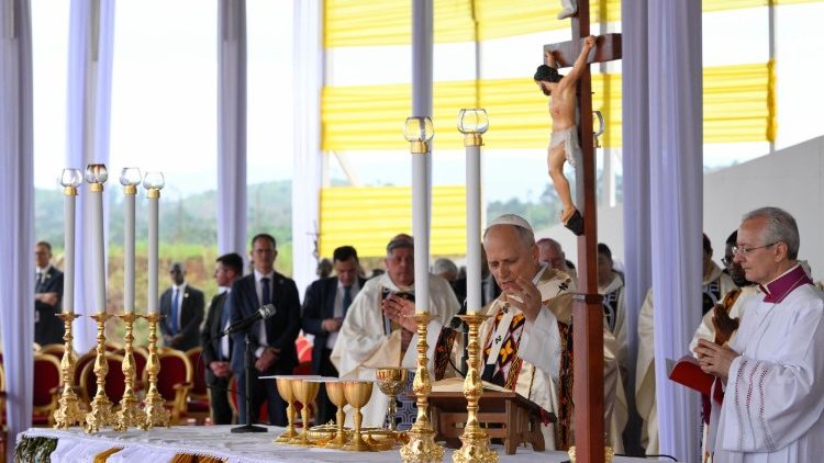 Papež je 16. aprila popoldan na mednarodnem letališču v Bamendi daroval sveto mašo za mir in pravičnost, katere se je udeležilo okoli 20.000 vernikov.