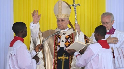 [T&ocirc;ng du Camerun] Đức Th&aacute;nh Cha chủ sự Th&aacute;nh lễ tại s&acirc;n bay Bamenda 