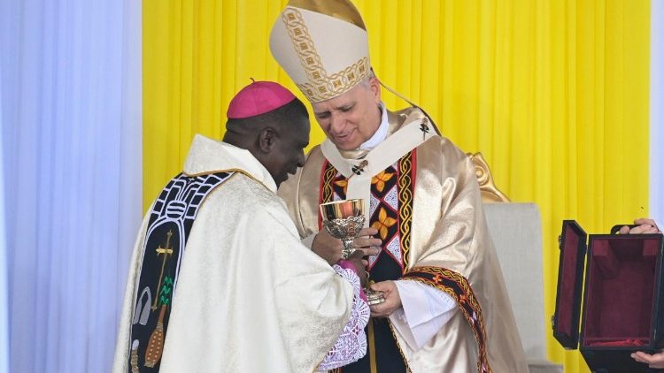 Intercambio de dones entre el Papa y el arzobispo de Bamenda tras la santa misa por la paz y la justicia del jueves 16 de abril