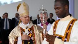 2026.04.16 Viaggio Apostolico in Camerun - Santa Messa allâ  Aeroporto di Bamenda