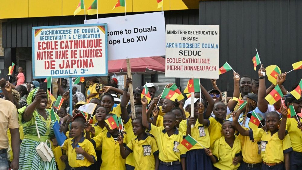 Přivítání na letišti v Douale, 17. 4. 2026