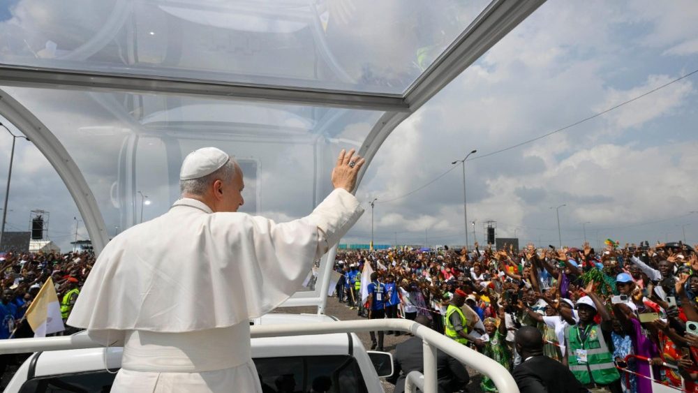 Mše na stadionu Japoma v Douale, 17. 4. 2026