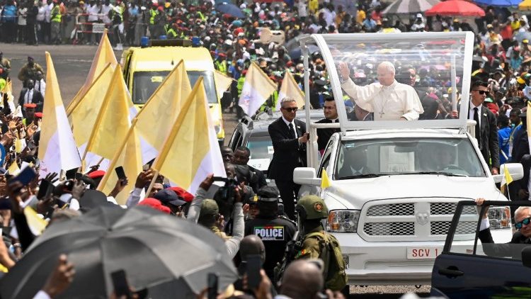 Kristo Mfufuka akaambatana nao katika safari, akawafafanulia Neno