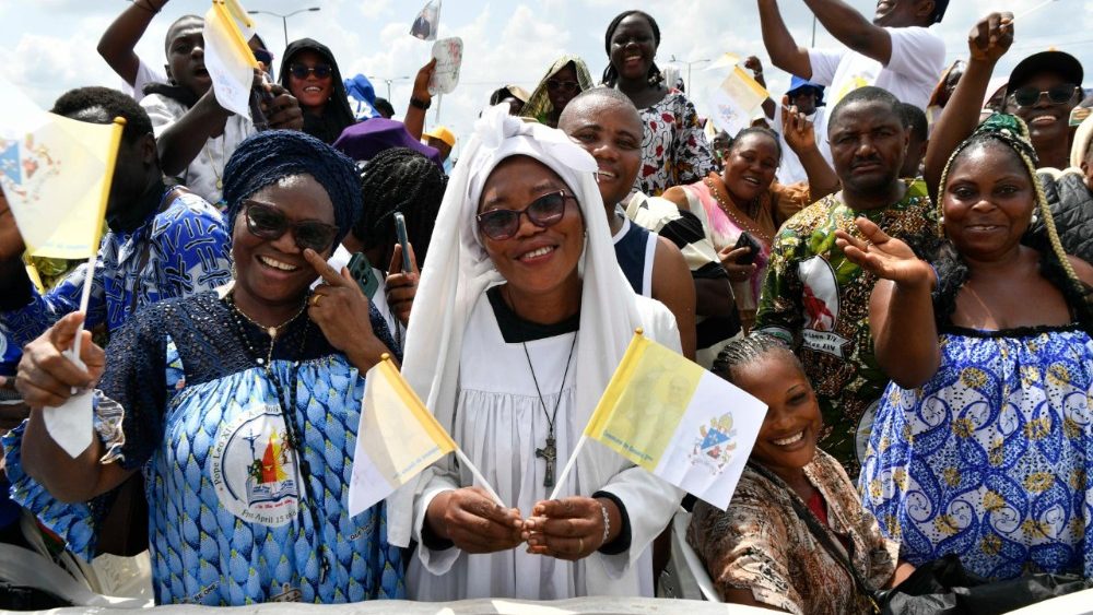 Célébration de la messe au stade Japoma de Douala, le 17 avril.