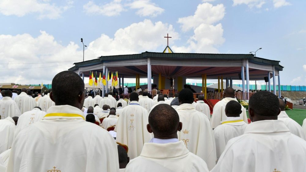 Célébration de la messe au stade Japoma de Douala, le 17 avril.