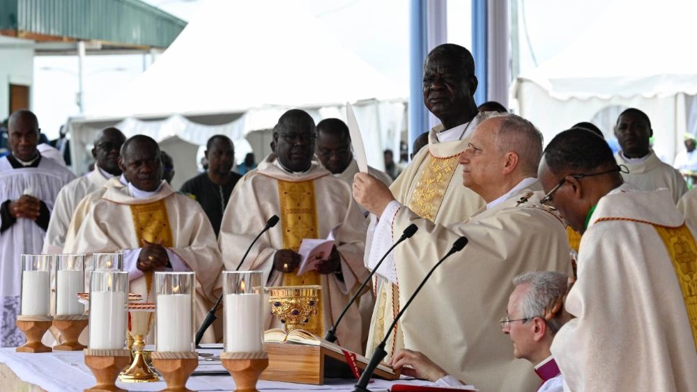 Mše na stadionu Japoma v Douale, 17. 4. 2026