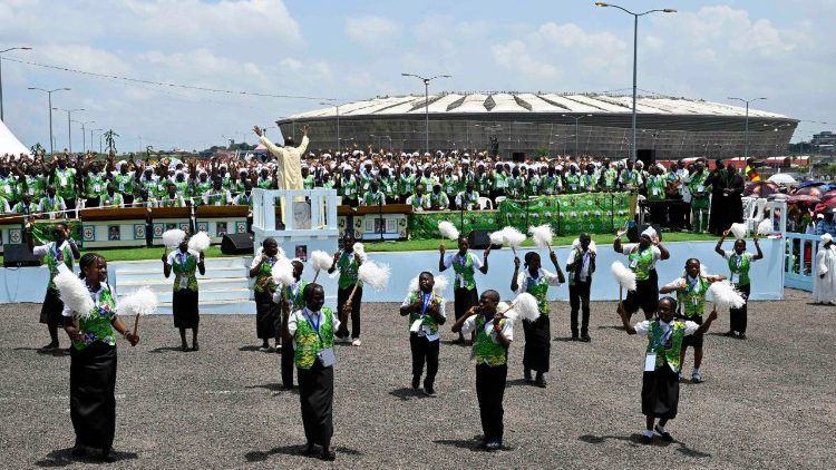 Musik und T&auml;nze pr&auml;gten den Gottesdienst und die Wartezeit auf den Papst.