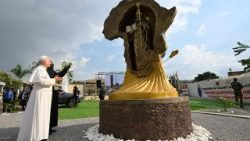 Návštěva Středoafrické katolické univerzity v Yaoundé, u sochy svatého Augustina, 17. 4. 2026