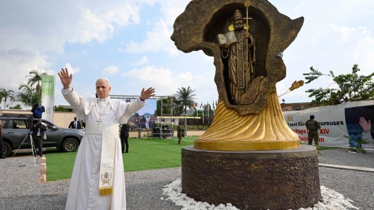 Lev XIV. u sochy sv. Augustina v kampusu Středoafrické katolické univerzity v Kamerunu, 22. 4. 2026