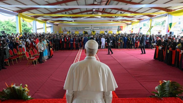 Папа Лев XIV на встрече с академическим сообществом Католического университета Центральной Африки (Яунде, Камерун, 17 апреля 2026 г.)