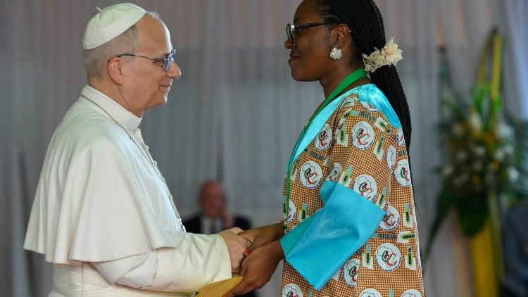 Папа Лев XIV на встрече с академическим сообществом Католического университета Центральной Африки (Яунде, Камерун, 17 апреля 2026 г.)