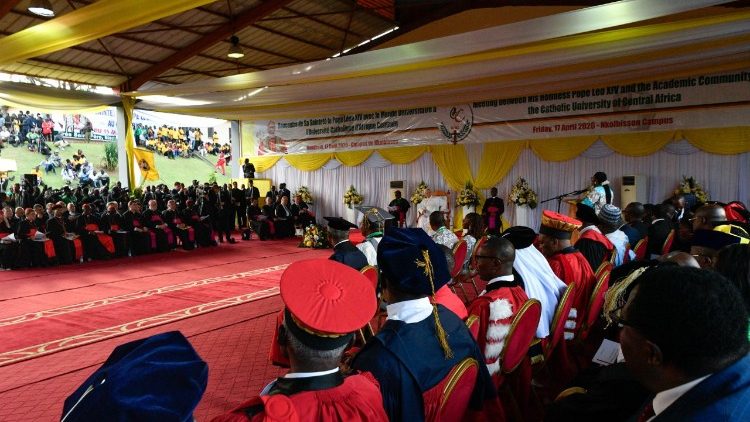 Rund 8.000 Menschen hatten sich f&uuml;r die Begegnung in der Uni eingefunden