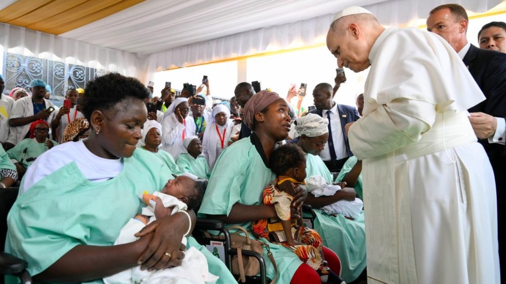 2026.04.17 Viaggio Apostolico in Camerun - Visita privata allâ  Ospedale cattolico Saint Paul di Douala