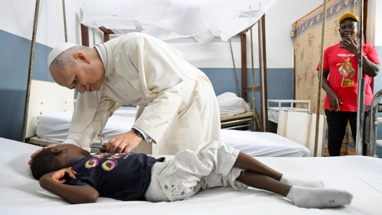 Leão XIV durante a visita aos hospital católico Saint Paul em Douala, África